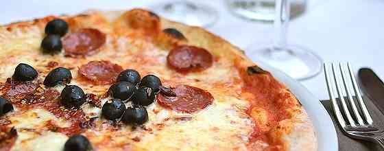 Pizza Salami mit Oliven, gut gewürzt!
