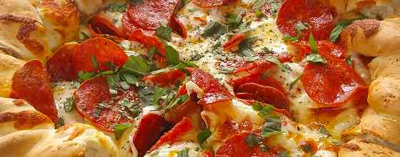 Herrlich knusprige Pizza mit Salami und Kräutern